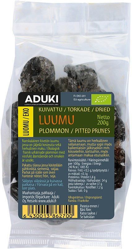 Aduki Luomu Kuivattu Luumu; kirkas, kiiltäväpintainen muovipussi tekstillä ADUKI sisältää kivettömiä kuivattuja luumuja; pussi suorakaiteen muotoinen suljetulla yläreunalla; etuetiketissä groteski- ja lihavoituja fontteja, pääosin mustaa tekstiä valkoisella pohjalla; ravintosisältötiedot, luomu- ja EU-luomumerkit sekä monikielinen tuotetieto näkyvissä; ei ihmisiä tai käsiä; neutraali tausta, koko tuote kuvassa.
