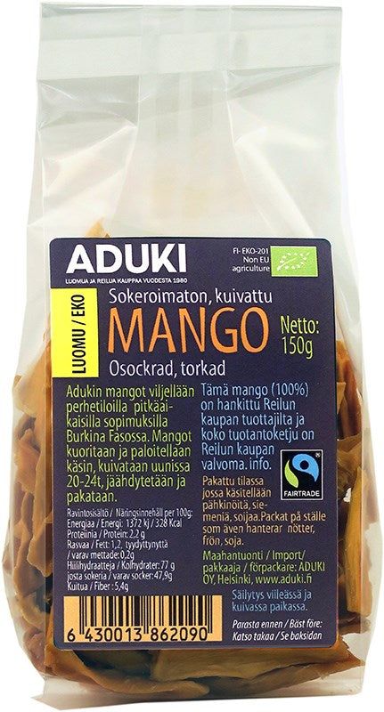 Aduki Luomu Kuivattu Mango; kirkas pussi Aduki-merkkistä kuivattua, sokeroimatonta mangoa viipaleina (150 g); pakkaus muovia mattapinnalla, suorakaiteen muotoinen; etuetiketissä tuotetiedot suomeksi ja ruotsiksi, sertifiointilogot ja viivakoodi alareunassa; groteskifontit etiketissä; ei ihmisiä tai käsiä; tausta valkoinen tasaisessa valaistuksessa, ei lisärekvisiittaa tai esineitä.