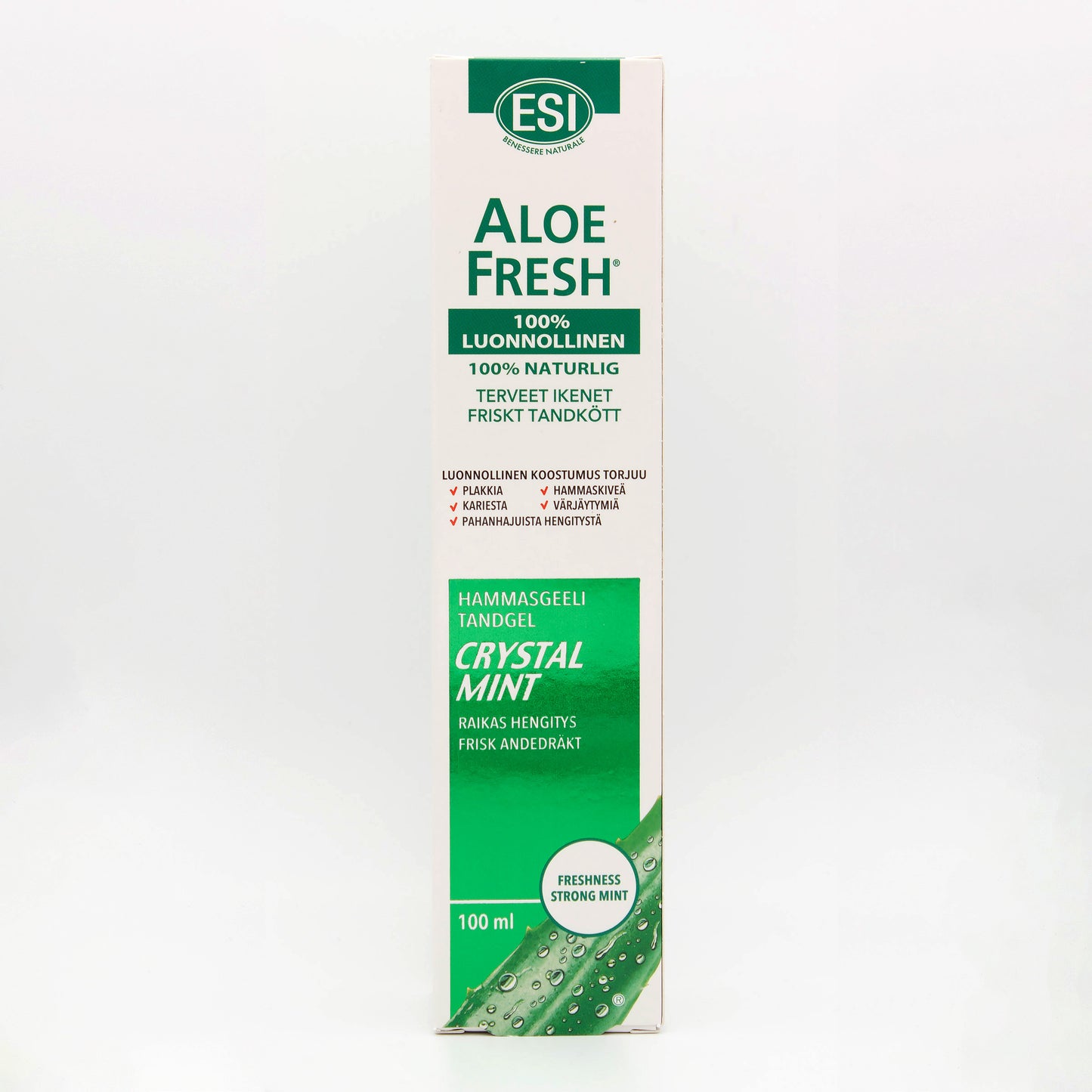 ESI Aloe Fresh Crystal Mint Hammastahna; valkoinen ja vihreä laatikko ESI Aloe Fresh Crystal Mint -hammasgeeliä, 100 ml, kuvituksena aloe vera ja kaksikielistä suomen- ja ruotsinkielistä tekstiä korostaen luonnollisia ainesosia ja kirkkaan mintun makua; suorakulmainen pahvipakkaus mattapinnalla; suuri lihava groteskikirjasin tuotenimessä, pienempää lohkotekstiä muualla; näkyvissä tuotteen tilavuus; pakkauskuva yksivärista taustaa vasten, ei ihmisiä tai rekvisiittaa.