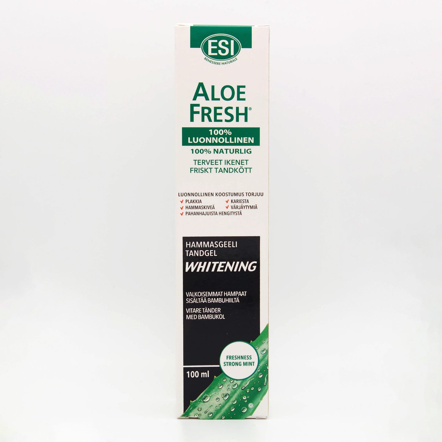 ESI Aloe Fresh Whitening Hammastahna; suorakulmainen laatikko ESI Aloe Fresh Whitening -hammastahnaa, vihrein yksityiskohdin, aloelehtikuva ja tekstiä 100-prosenttisesta luonnollisesta koostumuksesta ja vahvasta mintunmausta tehokkaan valkaisun tueksi; pakkaus on kiiltäväpintainen lihavalla groteskifontilla valkoisena ja vihreänä; huomattavassa tekstissä tuotenimi ja keskeiset ominaisuudet; ei ihmisiä tai käsiä näkyvissä; tausta valkoinen studiotuotekuvassa.