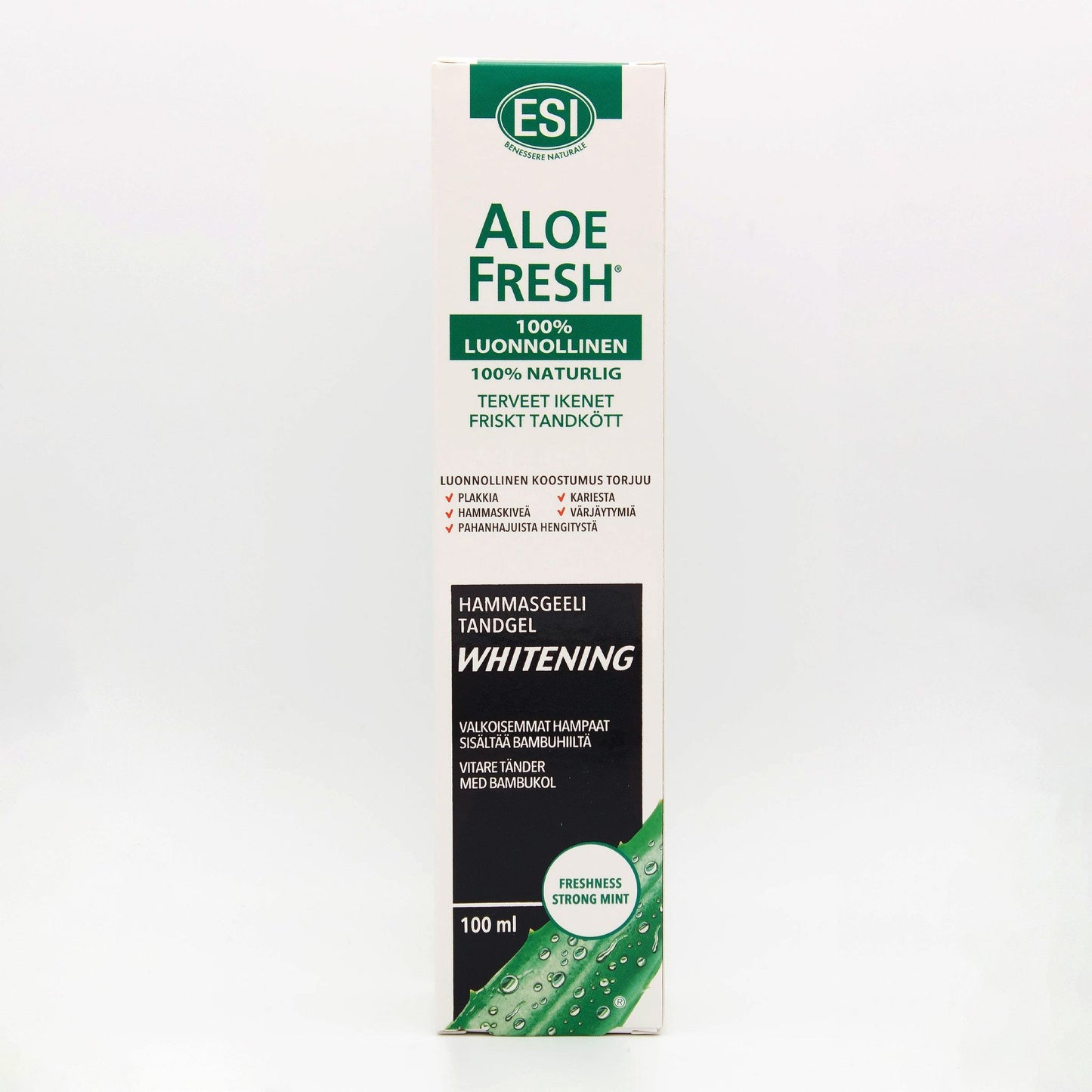 ESI Aloe Fresh Whitening Hammastahna; suorakulmainen laatikko ESI Aloe Fresh Whitening -hammastahnaa, vihrein yksityiskohdin, aloelehtikuva ja tekstiä 100-prosenttisesta luonnollisesta koostumuksesta ja vahvasta mintunmausta tehokkaan valkaisun tueksi; pakkaus on kiiltäväpintainen lihavalla groteskifontilla valkoisena ja vihreänä; huomattavassa tekstissä tuotenimi ja keskeiset ominaisuudet; ei ihmisiä tai käsiä näkyvissä; tausta valkoinen studiotuotekuvassa.