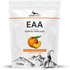 AlpenPower EAA Peach Iced Tea; valkoinen AlpenPower EAA -pussi mattapinnalla kuvituksena persikka ja vuorikauris keskiosassa; pakkaus suorakulmainen ja pystyssä seisova; teksti saksaksi ja englanniksi, mukaan lukien ”Essential Amino Acids” ja ”Peach Ice Tea Flavor”; lihavoitu groteskikirjasin käytössä; tausta valkoinen, ei ihmisiä tai toimintaa näkyvissä.