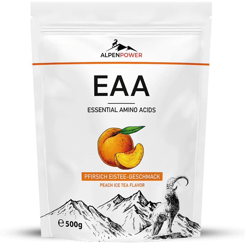 AlpenPower EAA Peach Iced Tea; valkoinen AlpenPower EAA -pussi mattapinnalla kuvituksena persikka ja vuorikauris keskiosassa; pakkaus suorakulmainen ja pystyssä seisova; teksti saksaksi ja englanniksi, mukaan lukien ”Essential Amino Acids” ja ”Peach Ice Tea Flavor”; lihavoitu groteskikirjasin käytössä; tausta valkoinen, ei ihmisiä tai toimintaa näkyvissä.