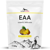 AlpenPower EAA Tropical; valkoinen joustava pussi mattapinnalla tekstillä ”EAA Essential Amino Acids”, kuvituksena painettu ananas, tyylitellyt vuoret ja vuohi etupuolella; pakkaus ilmoittaa trooppisen maun ja 500 gramman koon selkeällä lihavoidulla groteskikirjasimella; ei ihmisiä tai käsiä; tausta tasainen ja pelkistetty.