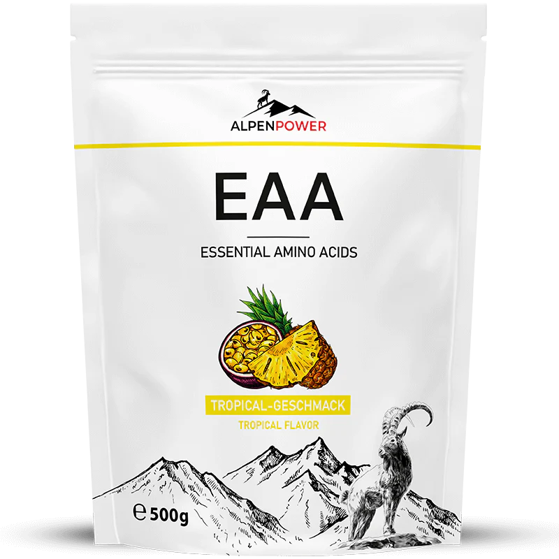 AlpenPower EAA Tropical; valkoinen joustava pussi mattapinnalla tekstillä ”EAA Essential Amino Acids”, kuvituksena painettu ananas, tyylitellyt vuoret ja vuohi etupuolella; pakkaus ilmoittaa trooppisen maun ja 500 gramman koon selkeällä lihavoidulla groteskikirjasimella; ei ihmisiä tai käsiä; tausta tasainen ja pelkistetty.