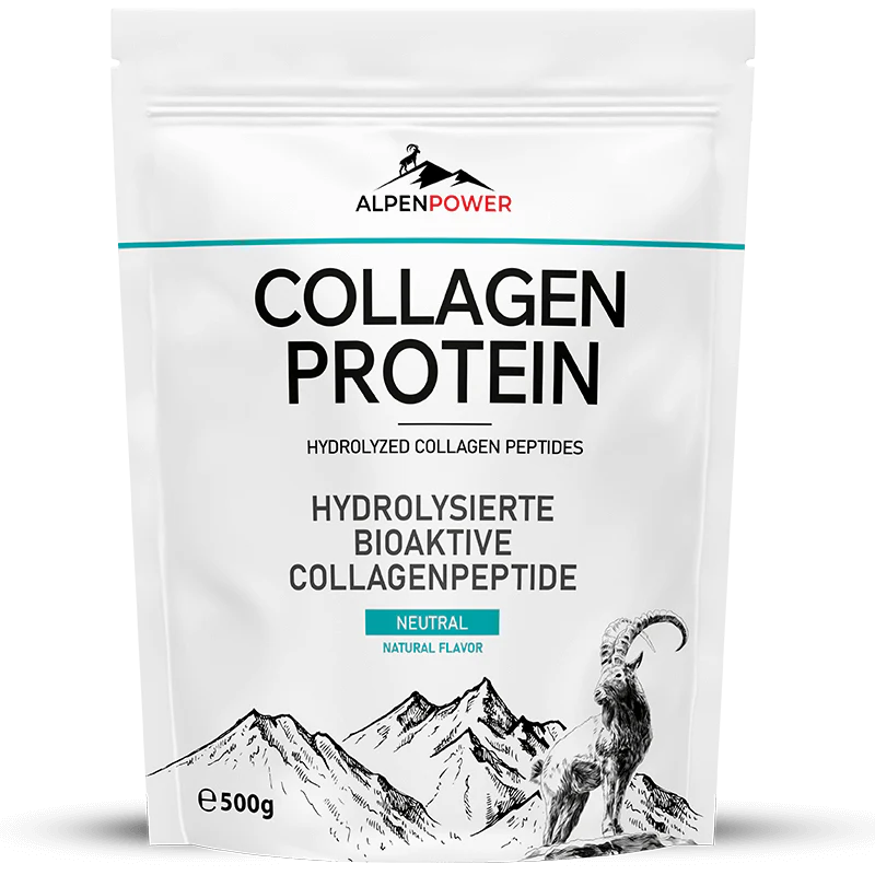 AlpenPower Hydrolysoitu Kollageeniproteiini: valkoinen AlpenPower-kollageeniproteiinipussi mustalla tekstillä, kuvitus vuoresta ja vuohesta sekä sininen korostusviiva; mattapintainen pystyssä seisova pakkaus; pääetiketissä tuotenimi, paino (500 g) ja maku (neutral natural); groteskikirjasin; ei ihmisiä tai käsiä näkyvissä, neutraali tausta studiovalaistuksessa.