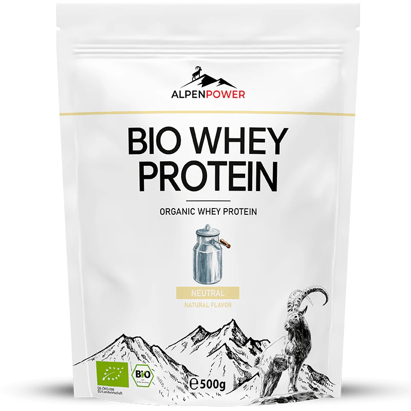 AlpenPower Luomu Heraproteiini Natural; valkoinen AlpenPower Bio Whey Protein -pussi kuvituksena vuohi, maitokannu ja vuoret; matta muovinen pakkaus vetoketjullisella suulla, suorakulmainen muoto; yksinkertainen groteskikirjasin mustana ja vihreänä; luettavissa tuotenimi, maininta luomuainesosista, neutraalin maun huomautus ja 500 gramman paino; tausta tasainen ilman näkyvää ympäristöä tai ihmisiä; suoraan edestä otettu tuotekuva.