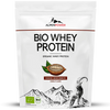 AlpenPower Luomu Heraproteiini Suklaa; valkoinen AlpenPower BIO Whey Protein -pussi mattapinnalla; kuvituksena painettu kaakaopalko, tyylitellyt vuoret ja vuohi; muoto suorakulmainen uudelleensuljettavalla yläreunalla; etiketissä lihavoitua groteskitekstiä, joka kertoo luomuheraproteiinista ja runsaasta kaakaomausta, 500 gramman koko; pelkistetty studiotausta, ei ihmisiä näkyvissä.