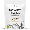 AlpenPower Luomu Heraproteiini Vanilja; valkoinen mattapintainen AlpenPower Bio Whey Protein -pussi painetulla vaniljankukkakuvituksella, sinisin vuorigrafiikoin ja mustalla vuohikuvalla; pakkaus suorakulmainen ja pystyssä seisova; etiketti lihavoitua groteskikirjasinta; luettavissa maininnat luomuheraproteiinista, ruohonlaidunmakuisesta vaniljasta ja 500 gramman painosta; valkoinen tausta, ei ihmisiä tai käsiä.