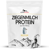 AlpenPower Vuohenmaitoproteiini Natural; valkoinen AlpenPower Ziegenmilch Protein -pussi kuvituksena vuohi, maitokannu ja vuoret; suorakulmainen matta pakkaus, teksti pääosin mustalla ja sinisellä lihavoidulla groteskilla; pakkauksessa merkinnät ”750g” ja ”neutral flavour”; tasainen studiotausta, ei ihmisiä.