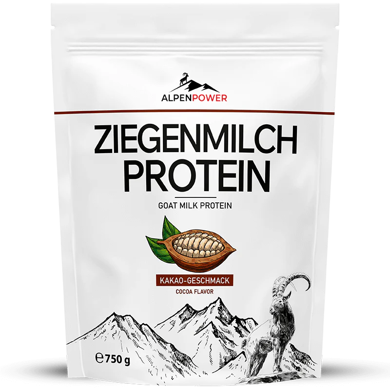AlpenPower Vuohenmaitoproteiini Suklaa; valkoinen AlpenPower-proteiinipöly-pussi tekstillä ”Ziegenmilch Protein”, kuvituksena kaakaopalko, vuori ja vuohi; matta pussi lihavoidulla mustalla ja ruskealla tekstillä; tausta neutraali, ei ihmisiä, tuote silmän korkeudella.