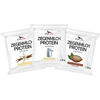AlpenPower Vuohenmaitoproteiini Vanilja; kolme vuohenmaitoproteiinipussia vanilja-, natural- ja kaakaomausteina rinnakkain valkoisella taustalla; matat pussit suorakulmaisia repäisyavauksella; tuotenimet luettavissa lihavoidulla groteskilla; jokaisessa 30 gramman pussissa oma makukuva ja teksti proteiinilähteestä.