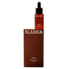 Blank& Amio Kasvoöljy; ruskea tippapullo tekstillä BLANK& Amio Refreshing face oil with CBD seisoo samanlaisen ruskean suorakulmaisen rasiansa päällä, molemmissa sama brändäys ja teksti; sekä pullo että rasia mattaruskeita valkoisella groteskitekstillä; tuote ja pakkaus keskitettynä tasaista, vaaleaa taustaa vasten; ei ihmisiä tai käsiä kuvassa.