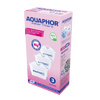Aquaphor-vedensuodatinlaatikko, jossa kolme MAXFOR+-patruunaa, BPA-vapaa, yhteensopiva Brita Maxtran kanssa, korostaen magnesiumilla rikastusta paremman maun saavuttamiseksi; suorakaiteen muotoinen laatikko mattavaaleanpunaisena ja sinisenä, etusivulla kuvat valkoisista muovipatruunoista; teksti lihavoidulla groteskikirjasimella; ei ihmisiä tai käsiä näkyvissä; laatikko kuvattu vaalealla taustalla.