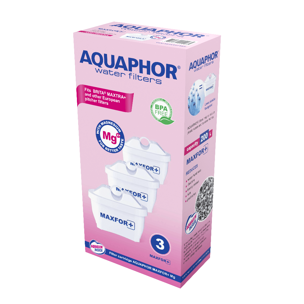 Aquaphor-vedensuodatinlaatikko, jossa kolme MAXFOR+-patruunaa, BPA-vapaa, yhteensopiva Brita Maxtran kanssa, korostaen magnesiumilla rikastusta paremman maun saavuttamiseksi; suorakaiteen muotoinen laatikko mattavaaleanpunaisena ja sinisenä, etusivulla kuvat valkoisista muovipatruunoista; teksti lihavoidulla groteskikirjasimella; ei ihmisiä tai käsiä näkyvissä; laatikko kuvattu vaalealla taustalla.