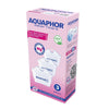 Aquaphor-vedensuodatinlaatikko, jossa kolme MAXFOR+-patruunaa, BPA-vapaa, yhteensopiva Brita Maxtran kanssa, korostaen magnesiumilla rikastusta paremman maun saavuttamiseksi; suorakaiteen muotoinen laatikko mattavaaleanpunaisena ja sinisenä, etusivulla kuvat valkoisista muovipatruunoista; teksti lihavoidulla groteskikirjasimella; ei ihmisiä tai käsiä näkyvissä; laatikko kuvattu vaalealla taustalla.