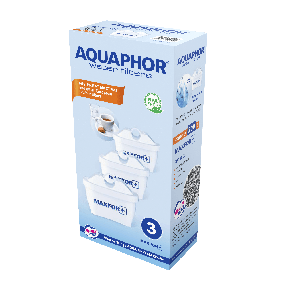 Aquaphor-vedensuodatinlaatikko, jossa kolme MAXFOR+-suodatinpatruunaa, BPA-vapaa-merkintä ja yhteensopivuus Brita Maxtra- ja muiden kannujen suodattimien kanssa; laatikossa korostetaan 200 litran kapasiteettia pehmennetylle vedelle; suorakaiteen muotoinen laatikko kiiltäväpinnalla, pääosin valkoinen ja sininen väritys, tuotekuvia etusivulla; groteskityypografia selkeää, pakkauksessa kuvakkeita patruunamäärästä ja yhteensopivuudesta; tausta yksinkertainen, ei ihmisiä tai käsiä näkyvissä.