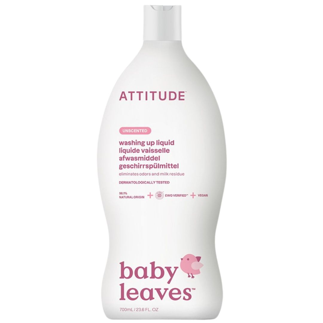 ATTITUDE Astianpesuaine Hajusteeton -pullo, 700 ml; valkoinen, mattapintainen ja pyöreähkö suorakulmainen muovipullo; etiketissä pinkkiä tekstausvapaata tekstiä sekä pieni pinkki lintukuvitus; tilavuus ja tuotenimi näkyvissä etiketissä; kuvattu yksiväristä studiotaustaa vasten, ei ihmisiä tai käsiä näkyvissä.