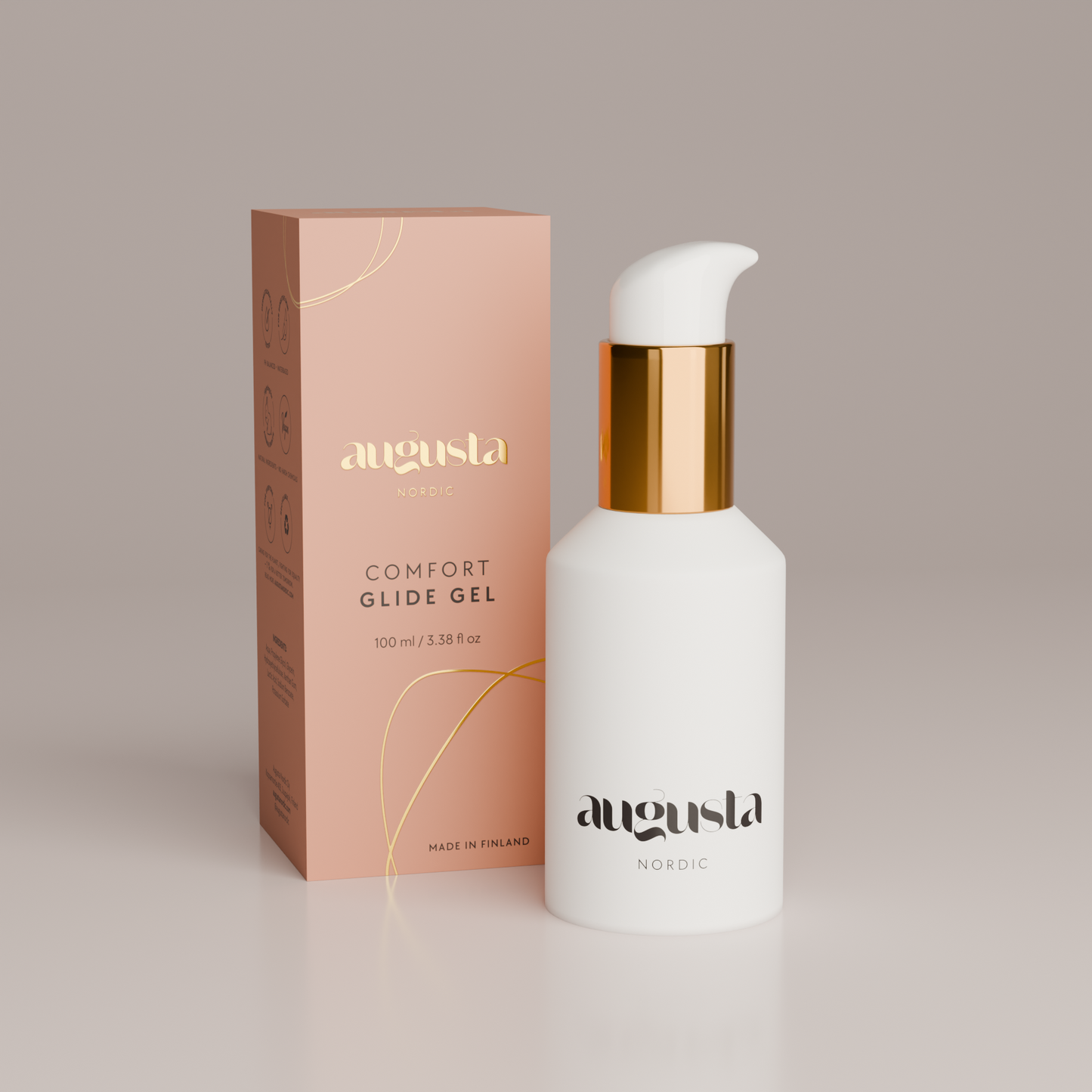 Augusta Nordic Comfort Glide Gel; valkoinen pullo kultaisella pumpulla, tekstillä ”augusta NORDIC Comfort Glide Gel”, seisoo yhteensopivan persikan- ja kultaisenvärisen suorakaiteen muotoisen rasian vieressä; pullo kiiltäväpintainen, rasia mattapintainen; molemmissa tikkukirjasintypografiaa pienaakkosin; kuvattu tasaisella pinnalla pehmeäsävyistä, pohjoismaista taustaa vasten; ei ihmisiä tai käsiä näkyvissä.