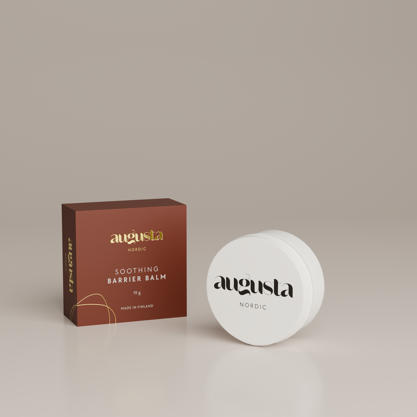 Augusta Nordic Soothing Barrier Balm; valkoinen pyöreä astia mattapinnalla ja suorakaiteen muotoinen ruskea rasia, molemmissa teksti ”augusta NORDIC SOOTHING BARRIER BALM 15g” yksinkertaisella tikkukirjasimella, aseteltuna rinnakkain vaalealle beigelle tasaiselle pinnalle; tausta tasainen ja neutraali; ei ihmisiä tai käsiä näkyvissä; tavanomainen tuotekuva silmien tasolta.
