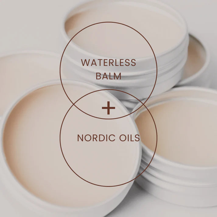 Augusta Nordic Soothing Barrier Balm; avoimia balsamitölkkejä pinottuna; tölkit pyöreitä metallisin kansin ja sileällä, mattapintaisella pinnalla; sisällä oleva balsami vaaleansävyinen; päällekkäin aseteltu teksti ”WATERLESS BALM + NORDIC OILS” pelkistetyllä modernilla fontilla Venn-kaaviokuvion sisällä; ei ihmisiä tai käsiä näkyvissä; tausta tasainen ja huomaamaton; studiotuotekuva ylhäältä kuvattuna.