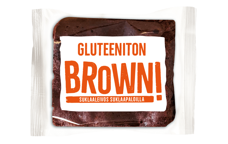 Balviten Gluteeniton Brownie; pakattu gluteeniton suklaabrownie kirkkaassa suorakulmaisessa muovikääreessä; etiketissä lukee GLUTEENITON BROWN! lihavalla oranssilla ja alla SUKLAALEIVOS SUKLAAPALOILLA valkoisin kirjaimin oranssia taustaa vasten; etiketti on kiiltäväpintainen groteskityypografialla; ei ihmisiä tai käsiä näkyvissä; tausta vaalea.