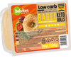 Balviten Gluteeniton Keto Bagel; pakkaus Balviten-gluteenittomia, vähähiilihydraattisia keto-bagel-sämpylöitä seesamilla; kirkkaassa muovipakkauksessa kaksi pyöreää sämpylää; mattaoranssissa etiketissä valokuva bagelista, tomaattiviipaleesta, salaatista ja ravintotiedoista groteskifontilla; etiketissä nettopaino 150 g (2 x 75 g); ei ihmisiä tai käsiä näkyvissä; neutraali tausta, tuote keskitettynä kuvassa.
