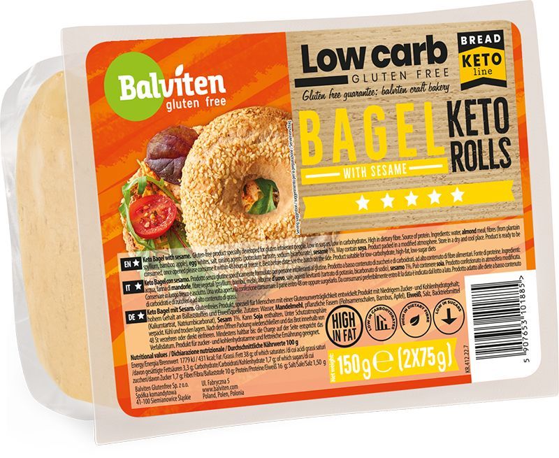 Balviten Gluteeniton Keto Bagel; pakkaus Balviten-gluteenittomia, vähähiilihydraattisia keto-bagel-sämpylöitä seesamilla; kirkkaassa muovipakkauksessa kaksi pyöreää sämpylää; mattaoranssissa etiketissä valokuva bagelista, tomaattiviipaleesta, salaatista ja ravintotiedoista groteskifontilla; etiketissä nettopaino 150 g (2 x 75 g); ei ihmisiä tai käsiä näkyvissä; neutraali tausta, tuote keskitettynä kuvassa.