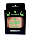 Bambu Raikas Hajunpoistotyyny; musta pakkaus vihreällä tekstillä "BAMBU Bambu Raikas" ja "BAMBUHIILIKUITU HAJUNPOISTOTYYNY", esittelee ruskean bambuhiilestä valmistetun hajunpoistotyynyn; pakkaus mattapintainen ja suorakaiteen muotoinen, lihavoitua tekstiä; sisällä oleva tuote näyttää tasaiselta suorakaiteen muotoiselta tyynyltä; tasainen valaistus ja yksinkertainen tausta, ei ihmisiä eikä käsiä näkyvissä.