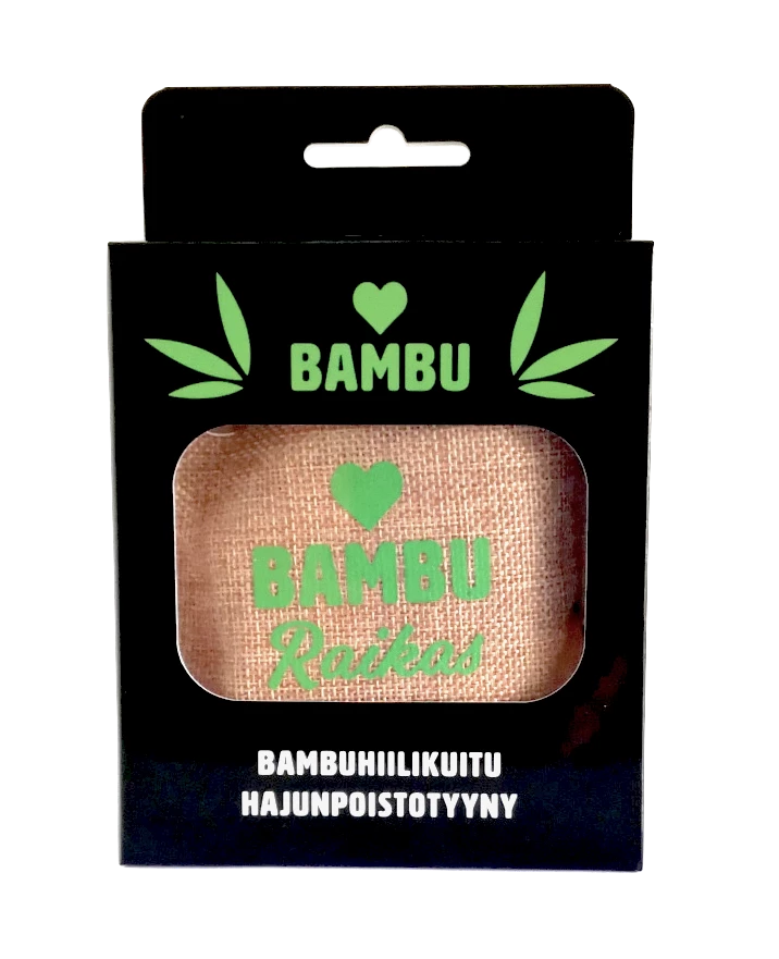 Bambu Raikas Hajunpoistotyyny; musta pakkaus vihreällä tekstillä "BAMBU Bambu Raikas" ja "BAMBUHIILIKUITU HAJUNPOISTOTYYNY", esittelee ruskean bambuhiilestä valmistetun hajunpoistotyynyn; pakkaus mattapintainen ja suorakaiteen muotoinen, lihavoitua tekstiä; sisällä oleva tuote näyttää tasaiselta suorakaiteen muotoiselta tyynyltä; tasainen valaistus ja yksinkertainen tausta, ei ihmisiä eikä käsiä näkyvissä.
