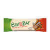 BareBar Carrot Cake; BareBar-välipalapatukka beigessä kääreessä vihrein ja oranssein päin, kuvituksena porkkanakakkuviipaleita, hedelmiä ja porkkanoita; etiketissä lukee ”BareBar Fruits . Nuts . Berries Carrot Cake 40g”; suorakaiteen muotoinen, saumattu molemmista päistä, kääre mattapintainen; etikettiteksti lihavoitua groteskia mustana ja oranssina; patukka kuvattu erillisenä tasaisella valkoisella taustalla, ei ihmisiä tai rekvisiittaa.