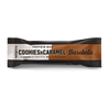 Barebells Cookies-Caramel Proteiinipatukka; Barebells-proteiinipatukka Cookies & Caramel -maussa, käärittynä valkoiseen, mustaan ja ruskeaan pakkaukseen mattapinnalla; suorakulmainen muoto ryppyisin reunoin; typografia lihavaa ja groteskia, ”20 grams of protein” ja ”no added sugar” näkyvästi kääreessä; ei ihmisiä tai käsiä näkyvissä; tausta vaalea ja pehmeästi valaistu, tuote selkeästi rajattuna; herkullinen välipala aktiiviseen elämäntapaan.
