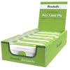 Barebells Key Lime Pie Proteiinipatukka; vihreä laatikko Barebells Key Lime Pie -proteiinipatukoita on avattu, näyttäen useita yksittäin käärittyjä patukoita sisällä; laatikko on suorakulmainen mattapinnalla, sisältää lihavaa groteskitekstiä tuotenimestä ja ravintotietojen kohokohdista (”20 grams protein per bar” ja ”no added sugar”), aseteltuna yksivärista taustaa vasten; ei ihmisiä tai käsiä näkyvissä kuvassa.