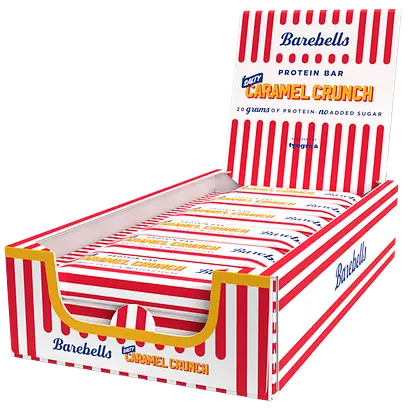 Barebells Salty Caramel Crunch Proteiinipatukka; laatikko Barebells Caramel Crunch -proteiinipatukoita punaisin ja valkoisin raidoin, kansi avattuna näyttäen siististi aseteltuja korkeaproteiinisia patukoita sisällä; laatikossa mainostetaan 20 grammaa proteiinia patukkaa kohden; pakkaus on suorakulmainen mattapinnalla ja lihavalla groteskitekstillä merkin ja tuotteen nimissä; ei ihmisiä tai käsiä mukana, tuote esillä yksivärista taustaa vasten suoraviivaisessa tuotekuvassa.