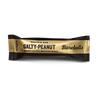 Barebells Salty Peanut Proteiinipatukka; kultaisessa ja mustassa kääreessä oleva Barebells-proteiinipatukka suolaisella maapähkinän maulla, tekstissä 20 grammaa proteiinia ja ei lisättyä sokeria valkoisella taustalla; pakkaus kiiltopinnalla lihavoidulla valkoisella ja kultaisella kirjasimella; patukka suorakulmainen ja aseteltu vaakasuoraan kuvan keskelle; ei ihmisiä tai esineitä.
