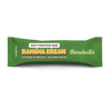 Barebells Soft Banana Dream Proteiinipatukka; vihreäkääreinen Barebells Banana Dream -pehmeä proteiinipatukka, pakkauksessa teksti 16 grammaa proteiinia ja ei lisättyä sokeria; pakkaus mattapintainen, suorakaiteen muotoinen sahalaitaisin reunoin; tuotenimi suurella lihavoidulla valkoisella groteskifontilla, ravintoväittämät pienemmin keltaisin ja valkoisin kirjaimin; ei ihmisiä tai käsiä; tuote kuvattu valkoista taustaa vasten.