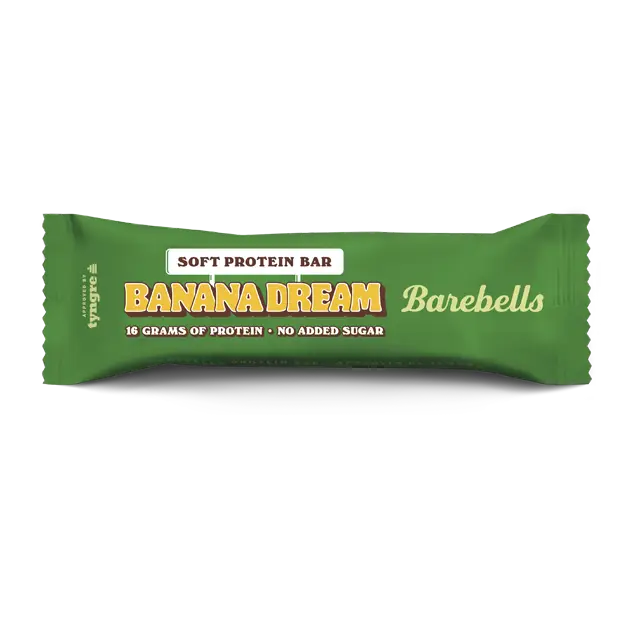 Barebells Soft Banana Dream Proteiinipatukka; vihreäkääreinen Barebells Banana Dream -pehmeä proteiinipatukka, pakkauksessa teksti 16 grammaa proteiinia ja ei lisättyä sokeria; pakkaus mattapintainen, suorakaiteen muotoinen sahalaitaisin reunoin; tuotenimi suurella lihavoidulla valkoisella groteskifontilla, ravintoväittämät pienemmin keltaisin ja valkoisin kirjaimin; ei ihmisiä tai käsiä; tuote kuvattu valkoista taustaa vasten.