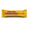 Barebells Soft Caramel Choco Proteiinipatukka; keltainen Barebells-proteiinipatukan kääre nimellä Caramel Choco, teksti kertoo 16 grammaa proteiinia, ei lisättyä sokeria ja pehmeän proteiinipatukan rakenteen; pakkaus suorakaiteen muotoinen kiiltäväpinnalla ja rypytetyin reunoin; teksti lihavoitua groteskia mustavalkoisena; pinnassa vain painettua grafiikkaa, ei näkyvää tuotetta tai avattua pakkausta; vaalea tausta, ei ihmisiä tai käsiä.