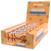Barebells Soft Cinnamon Bun Proteiinipatukka; avoin rasia Barebells Cinnamon Bun -pehmeitä proteiinipatukoita näyttää useita yksittäin käärittyjä patukoita oranssissa ja sinisessä kiiltopakkauksessa; suorakulmainen pahvirasia ja kääreet lihavoidulla groteskitekstillä ”16 grams of protein” ja ”no added sugar”; ei ihmisiä tai käsiä; valkoinen tausta.