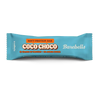Barebells Soft Coco Choco Proteiinipatukka; sininen Barebells-proteiinipatukan kääre nimellä Coco Choco, teksti Soft Protein Bar, 16 grammaa proteiinia ja ei lisättyä sokeria lihavoiduin oranssein ja valkoisin kirjaimin; pakkaus suorakaiteen muotoinen kiiltäväpinnalla; kääreen reunat pyöristetyt, modernit groteskifontit; tausta neutraali, ei muita esineitä tai ihmisiä; lähikuva.