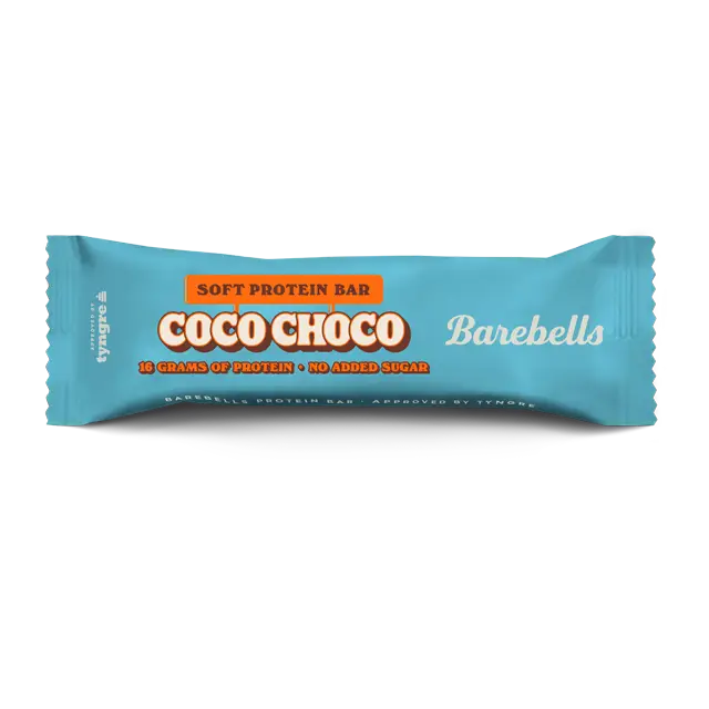 Barebells Soft Coco Choco Proteiinipatukka; sininen Barebells-proteiinipatukan kääre nimellä Coco Choco, teksti Soft Protein Bar, 16 grammaa proteiinia ja ei lisättyä sokeria lihavoiduin oranssein ja valkoisin kirjaimin; pakkaus suorakaiteen muotoinen kiiltäväpinnalla; kääreen reunat pyöristetyt, modernit groteskifontit; tausta neutraali, ei muita esineitä tai ihmisiä; lähikuva.