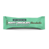 Barebells Soft Minty Chocolate Proteiinipatukka; mintunvihreä Barebells-pehmeä proteiinipatukka minttusuklaan maussa, merkitty kääreeseen 16 grammalla proteiinia ja ilman lisättyä sokeria; pakkaus on mattapintainen muovikääre suorakulmaisella muodolla, lihavaa ja modernia valkoista ja ruskeaa tekstiä logossa ja ravintotiedoissa; tausta valkoinen, ei muita esineitä; herkullinen välipala himon tyydyttämiseen ja aktiivisen elämäntavan tukemiseen.