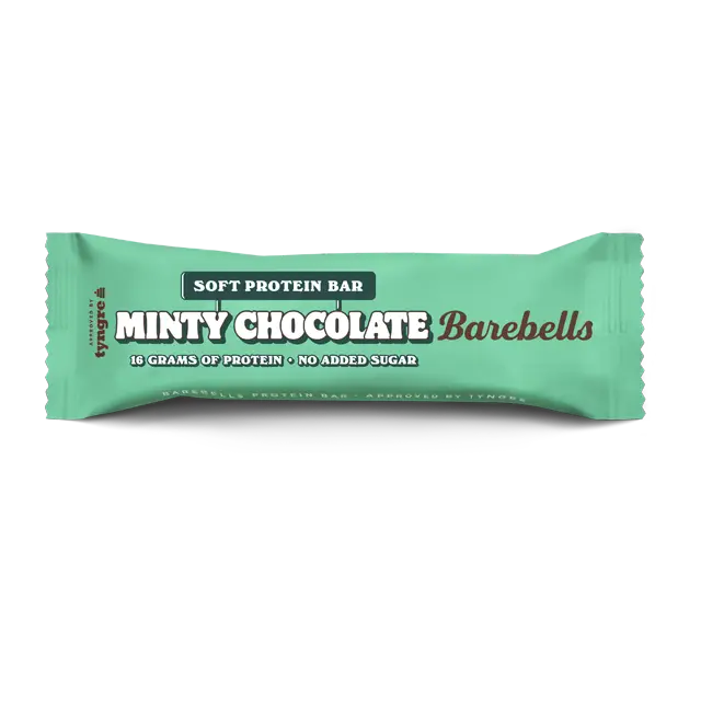 Barebells Soft Minty Chocolate Proteiinipatukka; mintunvihreä Barebells-pehmeä proteiinipatukka minttusuklaan maussa, merkitty kääreeseen 16 grammalla proteiinia ja ilman lisättyä sokeria; pakkaus on mattapintainen muovikääre suorakulmaisella muodolla, lihavaa ja modernia valkoista ja ruskeaa tekstiä logossa ja ravintotiedoissa; tausta valkoinen, ei muita esineitä; herkullinen välipala himon tyydyttämiseen ja aktiivisen elämäntavan tukemiseen.