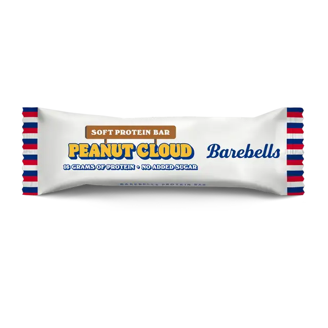 Barebells Soft Peanut Cloud Proteiinipatukka; Barebells Peanut Cloud -pehmeä proteiinipatukka valkoisessa kääreessä punaisin ja sinisin raidoin päistä; kääre matta ja vaakasuuntainen suorakulmainen; groteskikirjasin etiketissä kertoo ”16 grams of protein” ja ”no added sugar”; patukka avaamattomana tasaista taustaa vasten, tuote edestä kuvattuna.