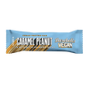 Barebells Vegan Caramel Peanut Proteiinipatukka; sininen Barebells Vegan Caramel Peanut -proteiinipatukan kääre kultaisin ja valkoisin tekstein, esittelee kasviperäisiä ainesosia, 15 g proteiinia ja ei lisättyä sokeria; kääre suorakaiteen muotoinen kierretyin reunoin ja mattapintainen; teksti tikkukirjasimella lihavoituna ja tavallisena painona; tuote lepää tasaisella alustalla, ei ihmisiä tai muita esineitä kuvassa.