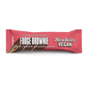 Barebells Vegan Fudge Brownie Proteiinipatukka; Barebells Vegan Fudge Brownie -proteiinipatukka vaaleanpunaisessa, kiiltävässä muovipakkauksessa valkoista taustaa vasten; kääre on suorakulmainen suljetuin päin; etiketissä lihavaa groteskitekstiä ”15g of protein” ja ”no added sugar”; ei ihmisiä tai rekvisiittaa, vain tuote keskitettynä kuvaan.