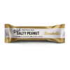 Barebells White Salty Peanut Proteiinipatukka; Barebells White Salty Peanut -proteiinipatukka kultaisessa ja valkoisessa muovikääreessä mattaisen ja kiiltävän pinnan yhdistelmällä; kääre suorakulmainen lihavoidulla groteskitekstillä: 20 grammaa proteiinia, ei lisättyä sokeria ja proteiinipatukka; ei ihmisiä tai käsiä; neutraali studiotausta.