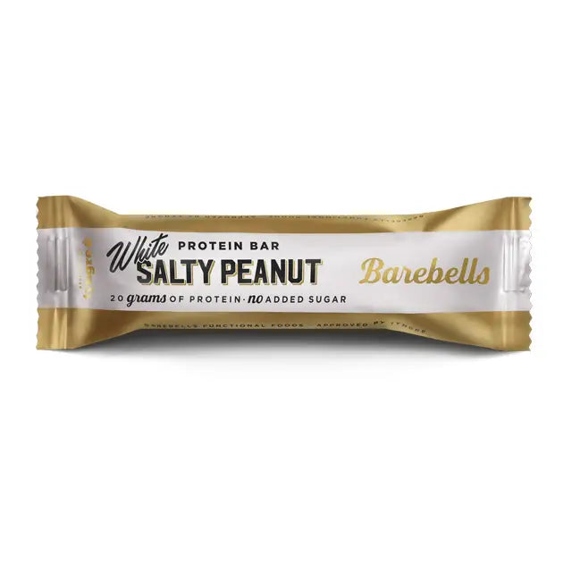 Barebells White Salty Peanut Proteiinipatukka; Barebells White Salty Peanut -proteiinipatukka kultaisessa ja valkoisessa muovikääreessä mattaisen ja kiiltävän pinnan yhdistelmällä; kääre suorakulmainen lihavoidulla groteskitekstillä: 20 grammaa proteiinia, ei lisättyä sokeria ja proteiinipatukka; ei ihmisiä tai käsiä; neutraali studiotausta.