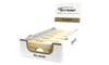 Barebells White Salty Peanut Proteiinipatukka; rasia Barebells Salty Peanut -proteiinipatukoita avoimena, sisällä useita yksittäin käärittyjä suorakulmaisia patukoita; ulompi rasia mattavalkoisella pinnalla kultaista ja mustaa lihavoitua groteskitekstiä, kertoo Salty Peanut -maun; ei ihmisiä tai käsiä; tuote kuvattu tasaista taustaa vasten yksinkertaisesta kuvakulmasta.