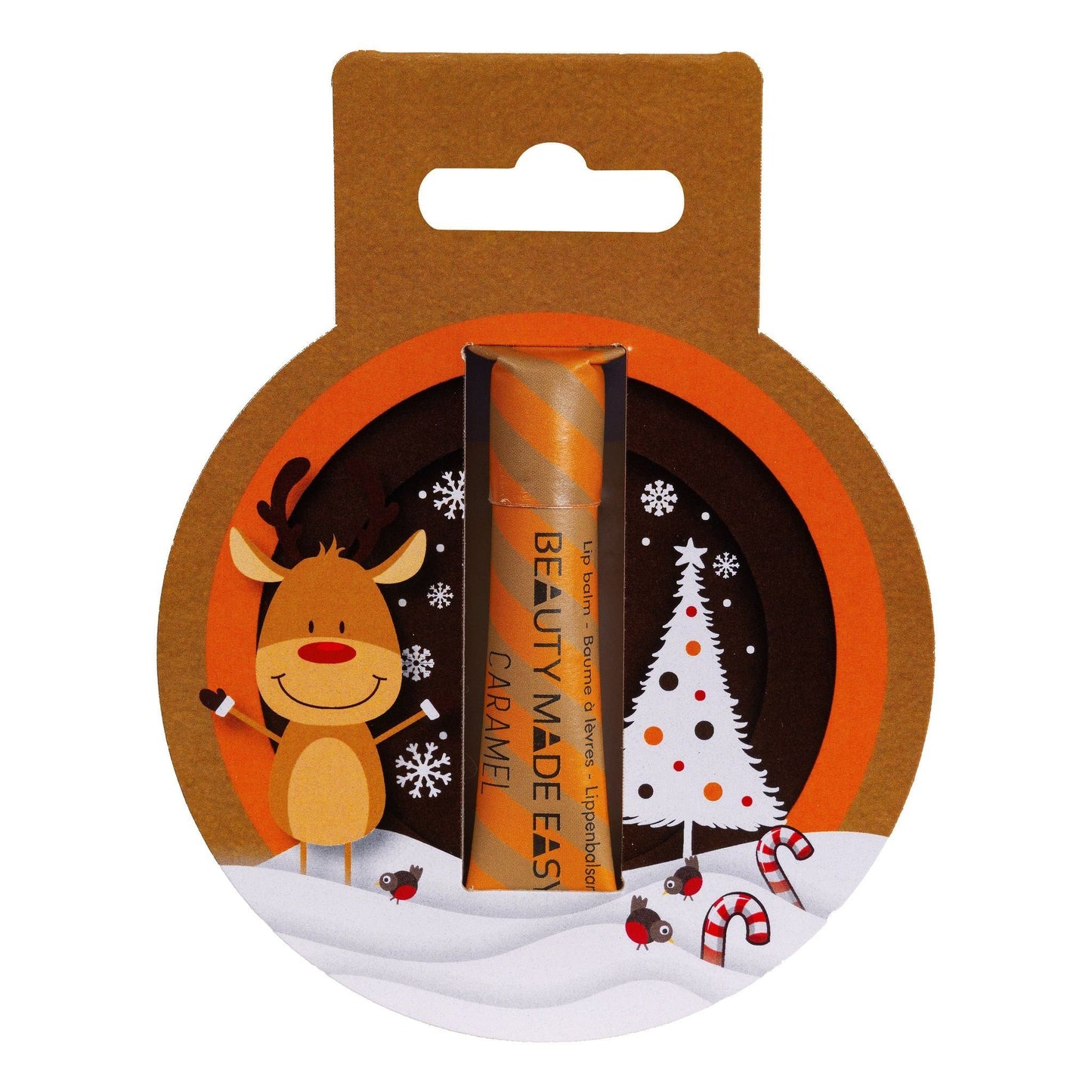 Beauty Made Easy Lip Balm, maku Caramel; karamellinmakuinen huulivoide juhlallisessa pakkauksessa, kuvitettuna iloinen poro, valkoinen joulukuusi, karkkikepit ja lumihiutaleita lämpimin oranssein ja ruskein sävyin; huulivoide lieriömäinen muovituubi kiiltäväpinnalla; yksinkertainen groteskityypografia esittää tuotenimen etiketissä; valkoinen tausta, ei ihmisiä tai käsiä; tuote pystyssä ja keskitettynä kuvassa.
